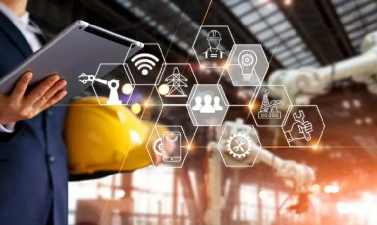 Gestor com tablet e capacete, com ícones de gestão e tecnologia sobre canteiro industrial